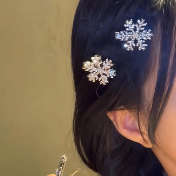 🌹 FREE w/purchase Snowflake crystal rhinestone hair clips - Picture 7 of 14